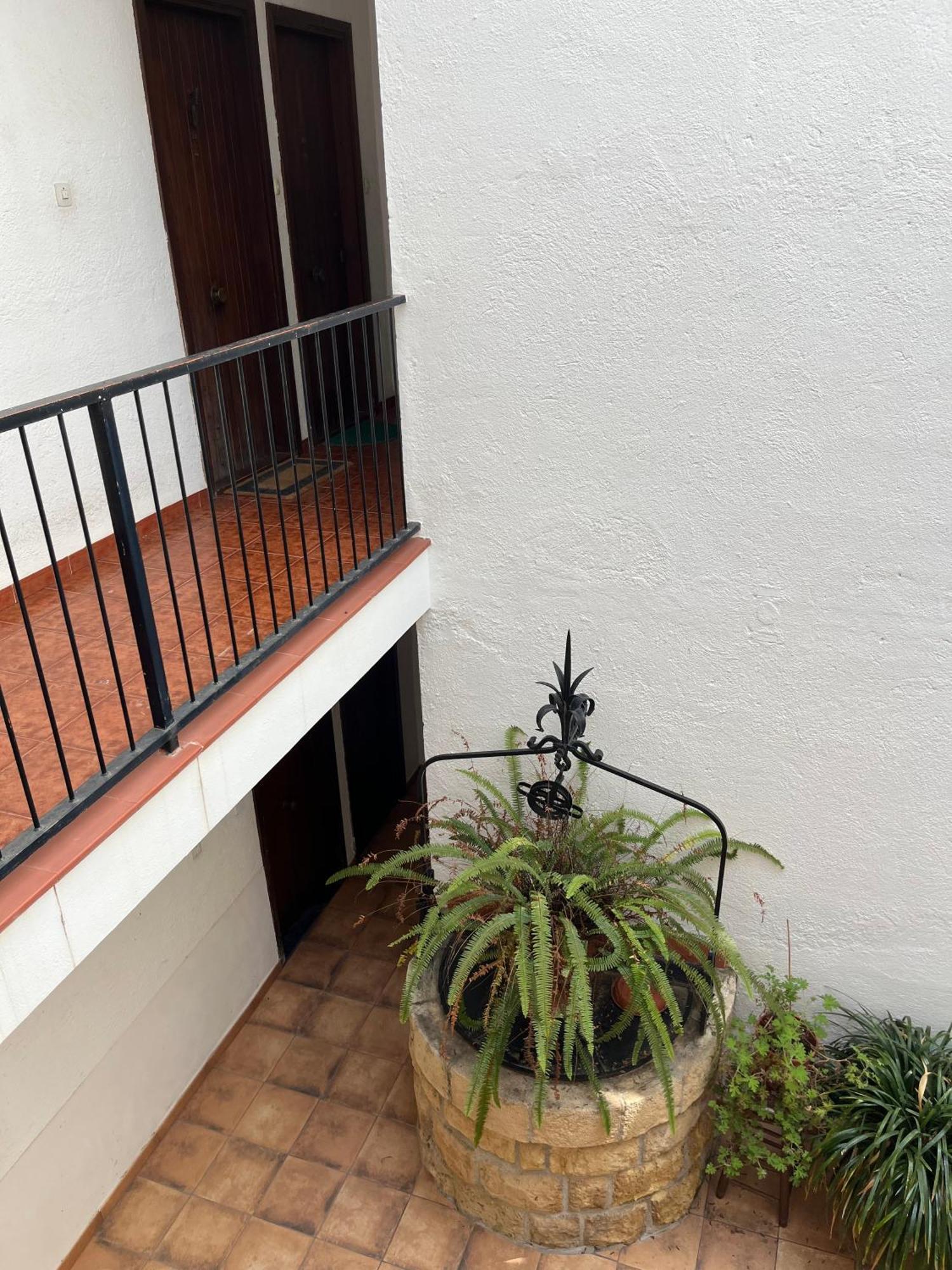 De La Madrona 1st Floor Easy Street Parking *