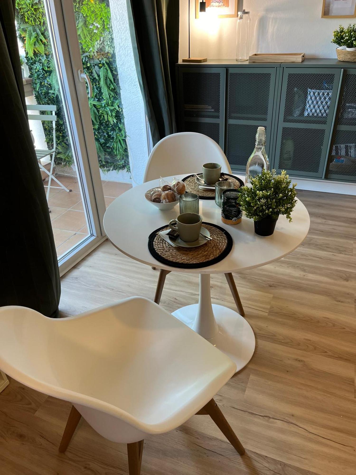 De La Madrona 1st Floor Easy Street Parking *